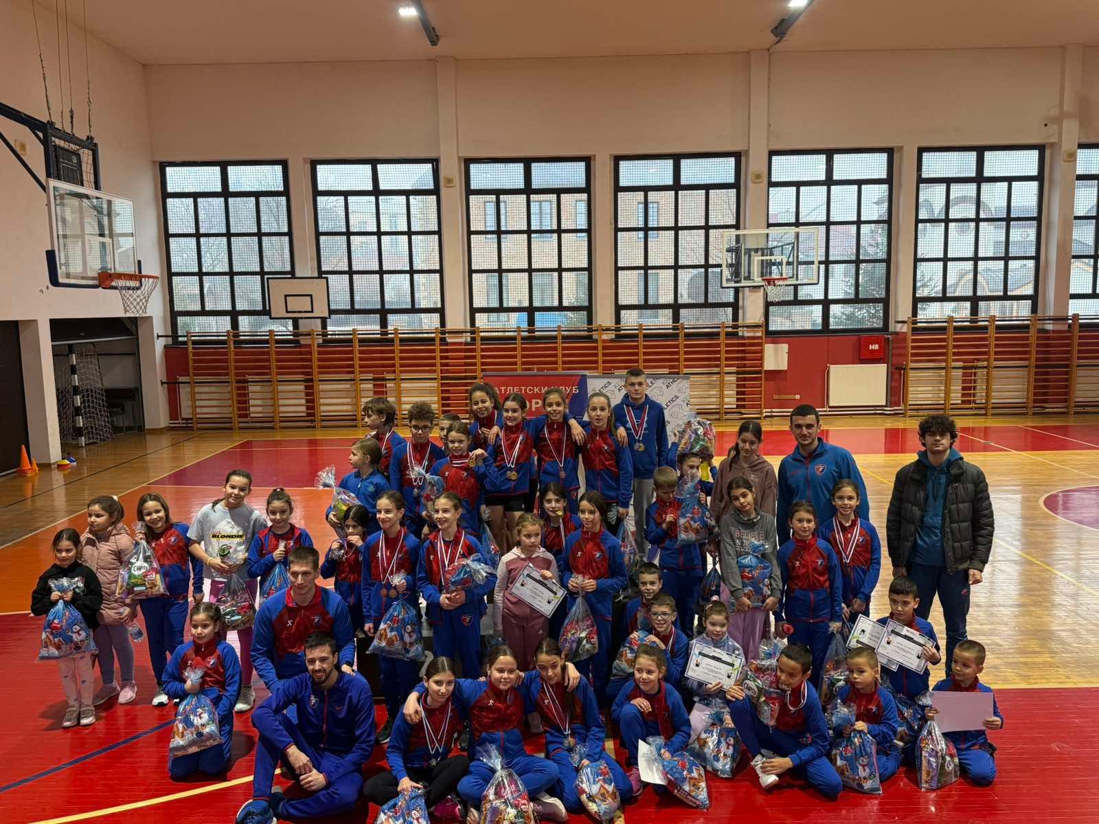 Атлетичари АК Борац са медаљама у сали